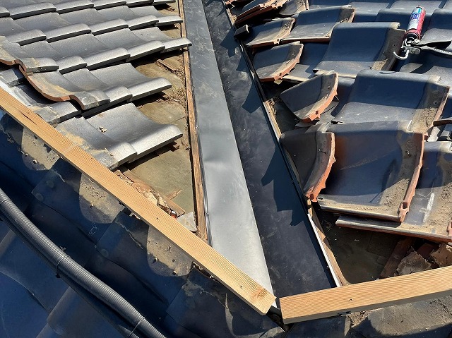 市川三郷町　谷板金交換